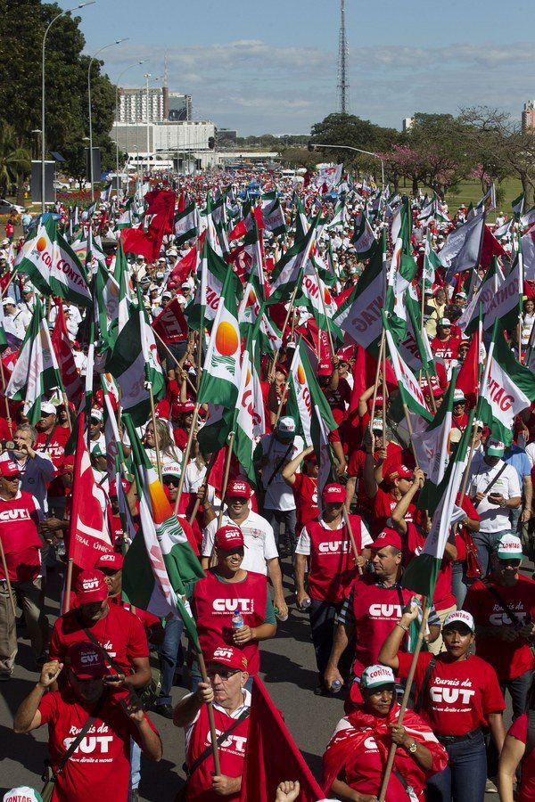 Ογκώδεις διαδηλώσεις στη Βραζιλία -Διαμαρτύρονται για τις αλλαγές στο συνταξιοδοτικό [εικόνες]  | iefimerida.gr 1
