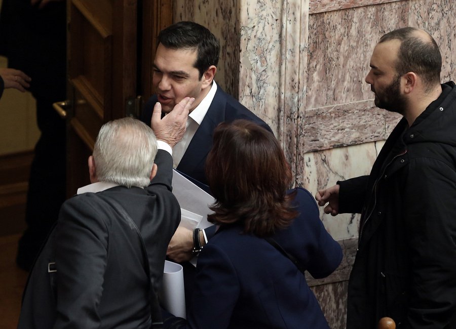 Η γιορτή του Τσίπρα στη Βουλή: Ευχές, χειραψίες, αγκαλιές και... χαστουκάκια [εικόνες] | iefimerida.gr 7