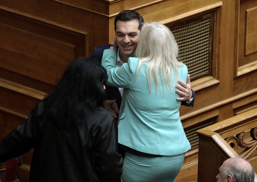 Η γιορτή του Τσίπρα στη Βουλή: Ευχές, χειραψίες, αγκαλιές και... χαστουκάκια [εικόνες] | iefimerida.gr 6