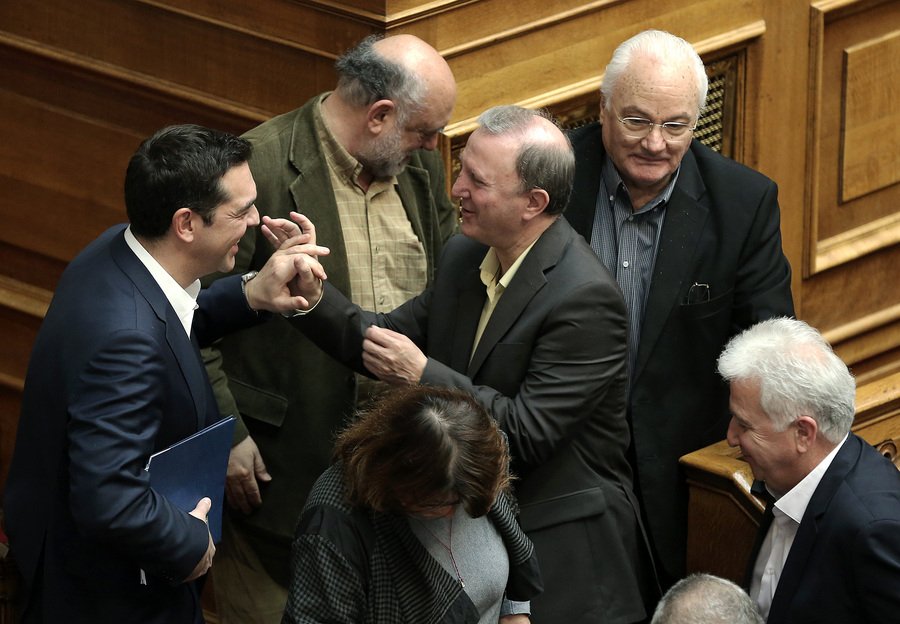 Η γιορτή του Τσίπρα στη Βουλή: Ευχές, χειραψίες, αγκαλιές και... χαστουκάκια [εικόνες] | iefimerida.gr 0