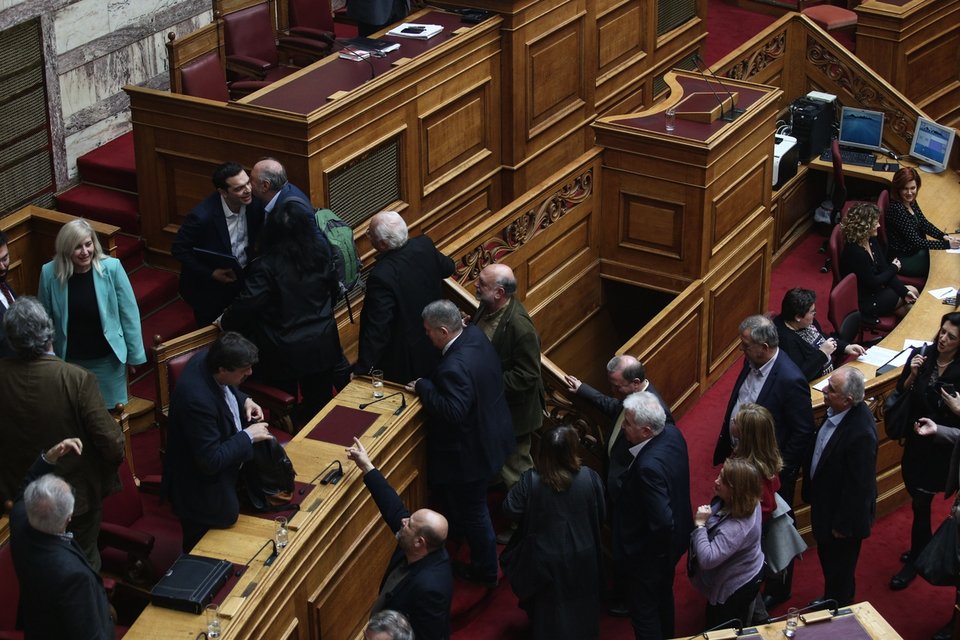 Η γιορτή του Τσίπρα στη Βουλή: Ευχές, χειραψίες, αγκαλιές και... χαστουκάκια [εικόνες] | iefimerida.gr 3