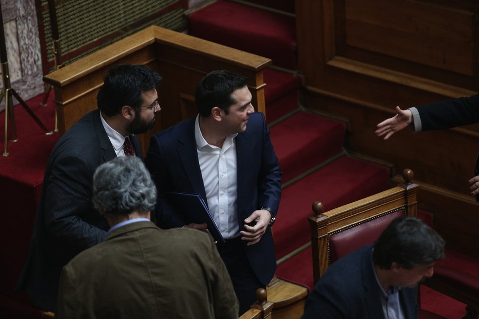 Η γιορτή του Τσίπρα στη Βουλή: Ευχές, χειραψίες, αγκαλιές και... χαστουκάκια [εικόνες] | iefimerida.gr 4