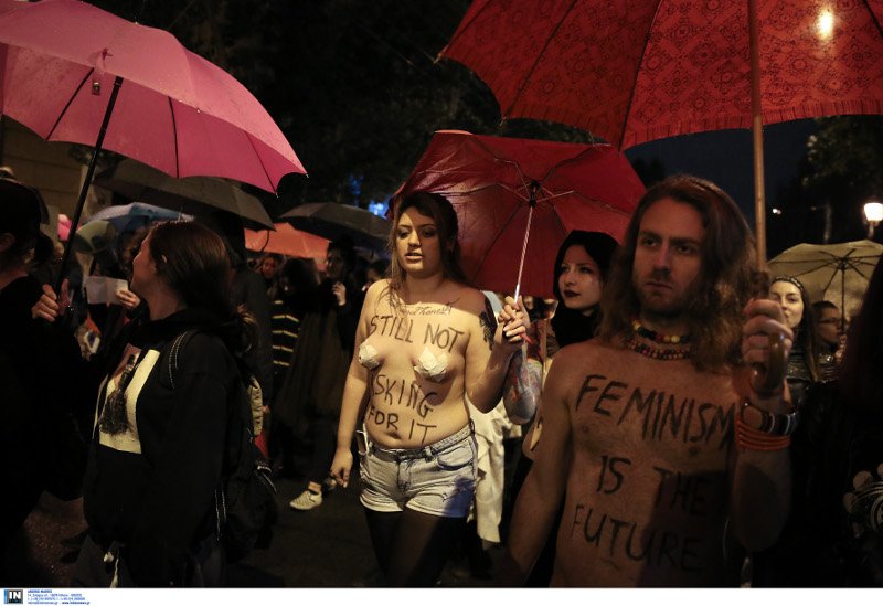 Πορεία για την Ημέρα της Γυναίκας έξω από τη Βουλή [εικόνες] | iefimerida.gr 1