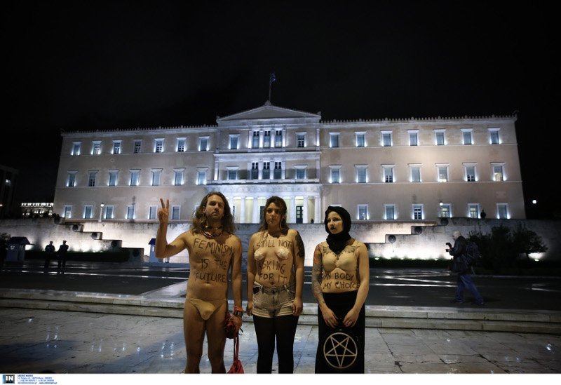 Πορεία για την Ημέρα της Γυναίκας έξω από τη Βουλή [εικόνες] | iefimerida.gr 2