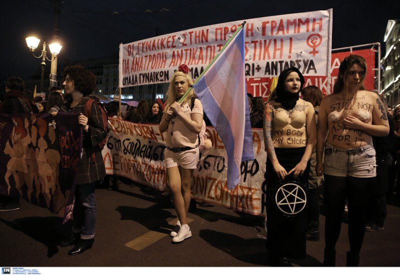 Πορεία για την Ημέρα της Γυναίκας έξω από τη Βουλή [εικόνες] | iefimerida.gr 3