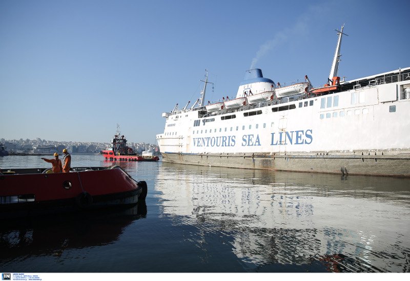 Τελευταίο ταξίδι για το «Παναγία Τήνου» -Βρισκόταν ημιβυθισμένο στο λιμάνι του Πειραιά [εικόνες] | iefimerida.gr 0