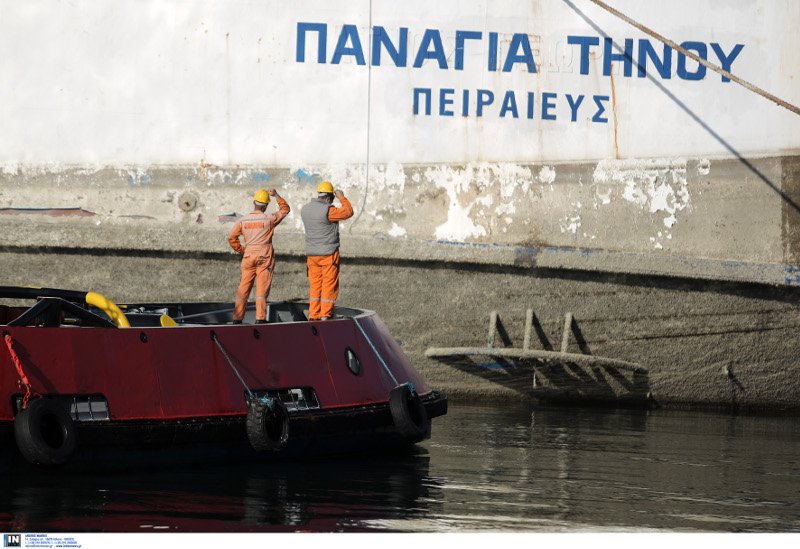 Τελευταίο ταξίδι για το «Παναγία Τήνου» -Βρισκόταν ημιβυθισμένο στο λιμάνι του Πειραιά [εικόνες] | iefimerida.gr 1