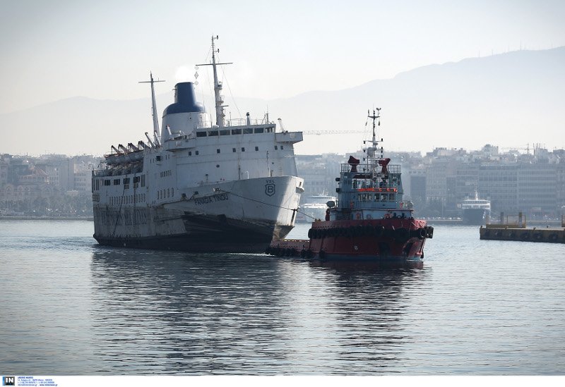 Τελευταίο ταξίδι για το «Παναγία Τήνου» -Βρισκόταν ημιβυθισμένο στο λιμάνι του Πειραιά [εικόνες] | iefimerida.gr 2