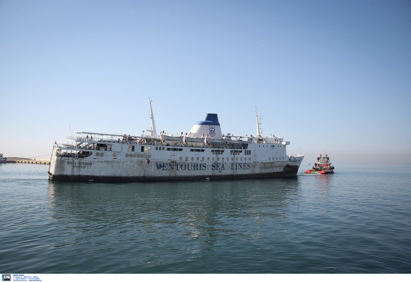 Τελευταίο ταξίδι για το «Παναγία Τήνου» -Βρισκόταν ημιβυθισμένο στο λιμάνι του Πειραιά [εικόνες] | iefimerida.gr 3