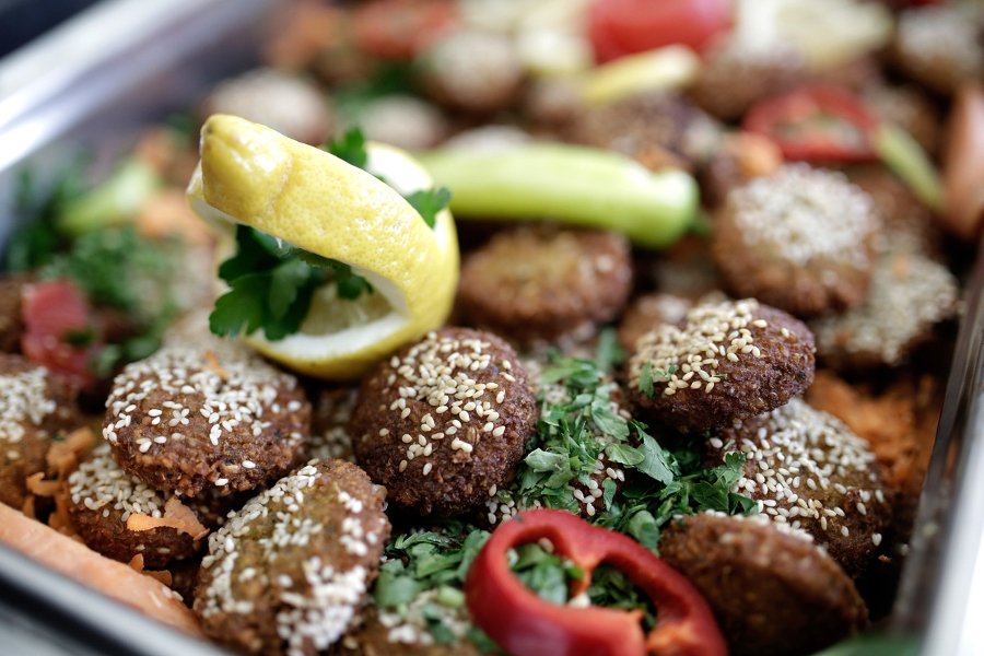 Θεσσαλονίκη: Οι πρόσφυγες μαγειρεύουν παραδοσιακά εδέσματα στο λιμάνι [εικόνες] | iefimerida.gr 3