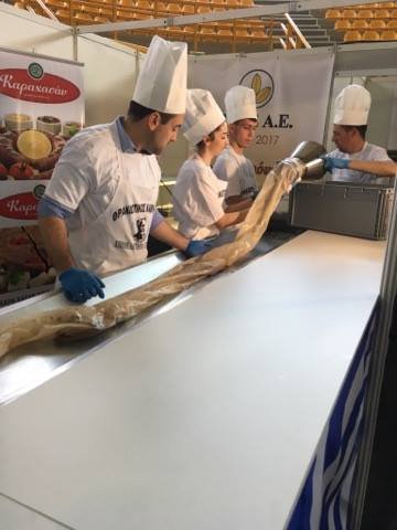  Ξάνθη: Εφτιαξαν καβουρμά για ρεκόρ Γκίνες -15 μέτρα και σχεδόν 300 κιλά [εικόνες]  | iefimerida.gr 0