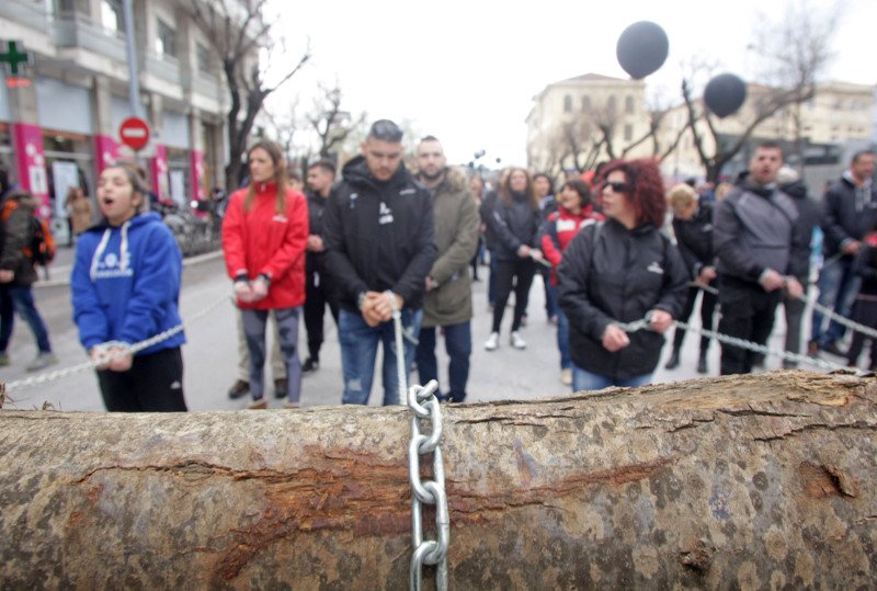 Αλυσοδέθηκαν στη Θεσσαλονίκη σε πορεία διαμαρτυρίας ενάντια στην εξόρυξη χρυσού [εικόνες] | iefimerida.gr 3