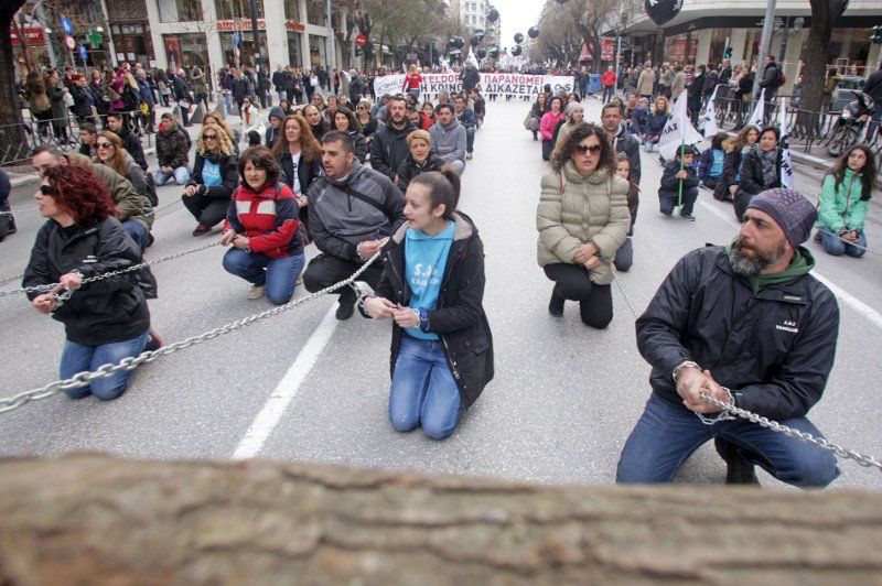 Αλυσοδέθηκαν στη Θεσσαλονίκη σε πορεία διαμαρτυρίας ενάντια στην εξόρυξη χρυσού [εικόνες] | iefimerida.gr 1