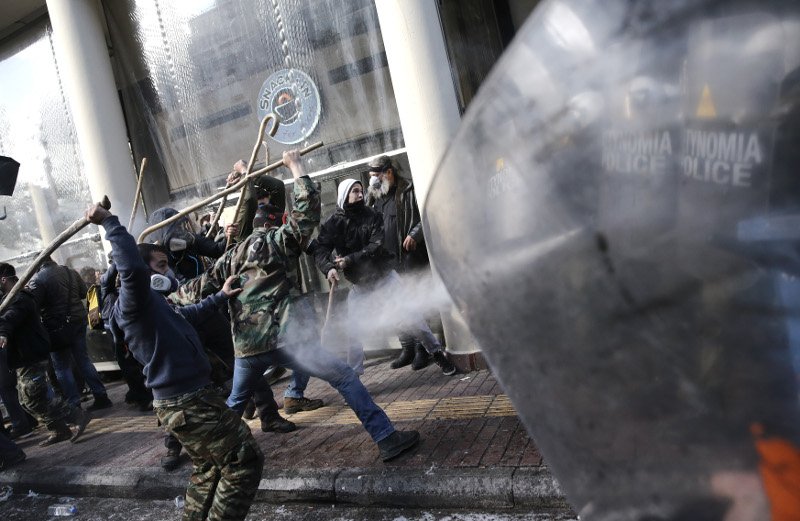 Η οργή των αγροτών ξέσπασε στην Αθήνα: Ξύλο και κάψιμο σημαίας του ΣΥΡΙΖΑ [εικόνες] | iefimerida.gr 1