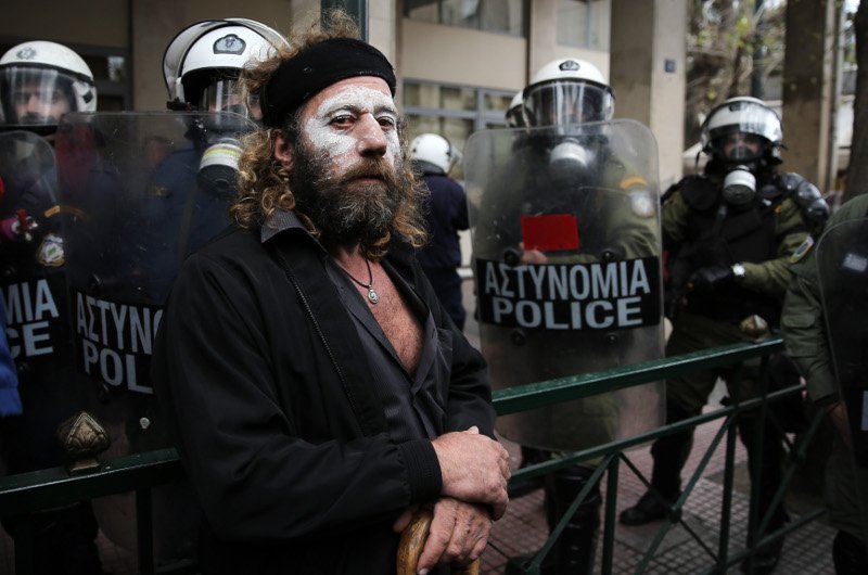 Η οργή των αγροτών ξέσπασε στην Αθήνα: Ξύλο και κάψιμο σημαίας του ΣΥΡΙΖΑ [εικόνες] | iefimerida.gr 9