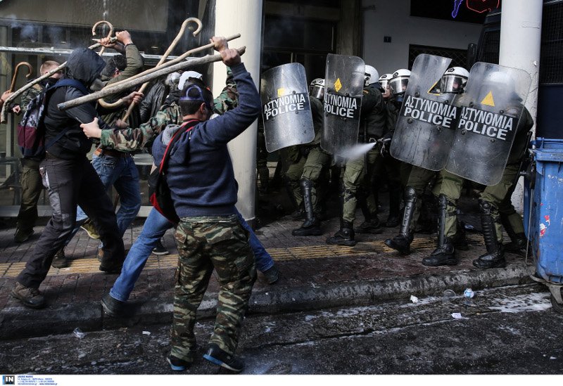 Η οργή των αγροτών ξέσπασε στην Αθήνα: Ξύλο και κάψιμο σημαίας του ΣΥΡΙΖΑ [εικόνες] | iefimerida.gr 0