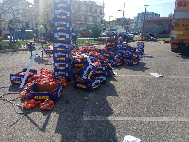 Αγρίνιο: Ξύλο για τη σειρά προτεραιότητας στη διανομή τροφίμων [εικόνες] | iefimerida.gr 2