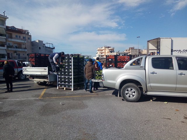 Αγρίνιο: Ξύλο για τη σειρά προτεραιότητας στη διανομή τροφίμων [εικόνες] | iefimerida.gr 4