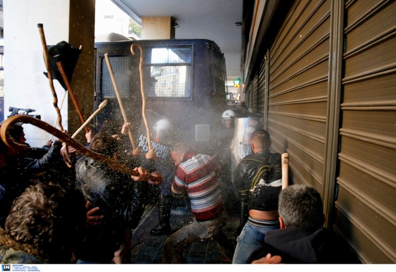 Η οργή των αγροτών ξέσπασε στην Αθήνα: Ξύλο και κάψιμο σημαίας του ΣΥΡΙΖΑ [εικόνες] | iefimerida.gr 4