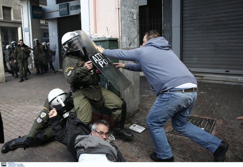 Η οργή των αγροτών ξέσπασε στην Αθήνα: Ξύλο και κάψιμο σημαίας του ΣΥΡΙΖΑ [εικόνες] | iefimerida.gr 5