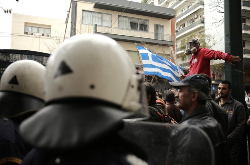 Διαδηλωτές πολιόρκησαν την κυβέρνηση σε Αθήνα και Θεσσαλονίκη | iefimerida.gr 1