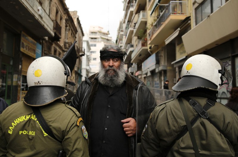 Η οργή των αγροτών ξέσπασε στην Αθήνα: Ξύλο και κάψιμο σημαίας του ΣΥΡΙΖΑ [εικόνες] | iefimerida.gr 13