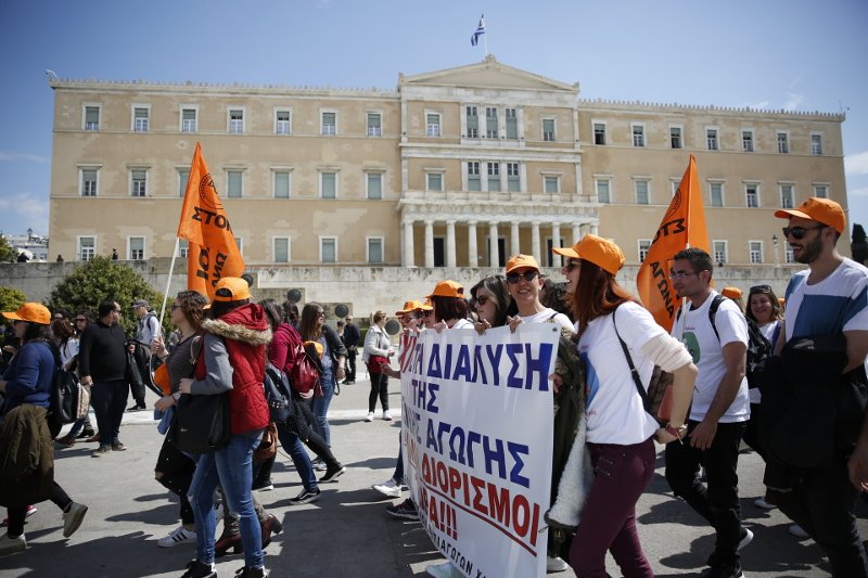 Διαμαρτυρία εκπαιδευτικών έξω από τη Βουλή για τους διορισμούς και την Ειδική Αγωγή [εικόνες] | iefimerida.gr 0