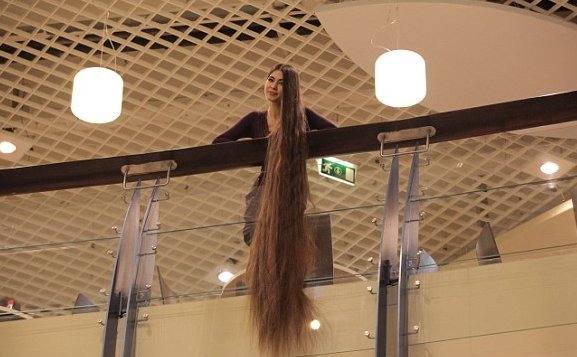 Μια σύγχρονη Ραπουνζέλ - 27χρονη με μαλλιά που έχουν μήκος 2,28 μέτρα [εικόνες] | iefimerida.gr 2