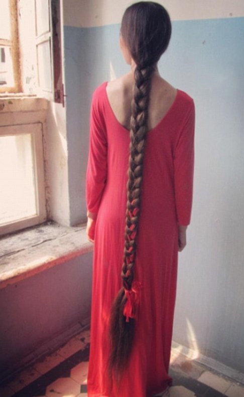 Μια σύγχρονη Ραπουνζέλ - 27χρονη με μαλλιά που έχουν μήκος 2,28 μέτρα [εικόνες] | iefimerida.gr 3