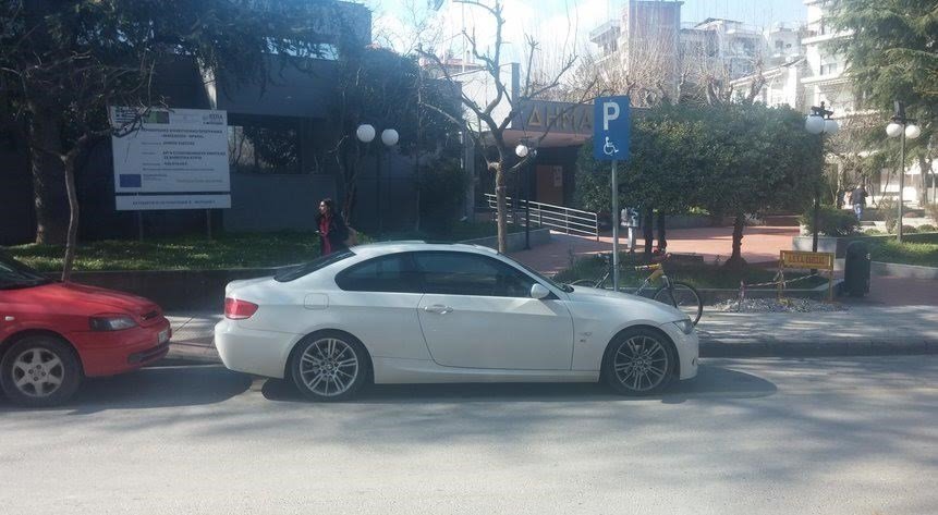 Αντιδήμαρχος πάρκαρε σε θέση ΑμΕΑ -Σάλος στην Εδεσσα [εικόνες] | iefimerida.gr 0