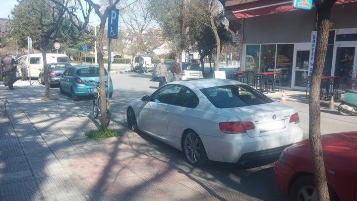 Αντιδήμαρχος πάρκαρε σε θέση ΑμΕΑ -Σάλος στην Εδεσσα [εικόνες] | iefimerida.gr 1