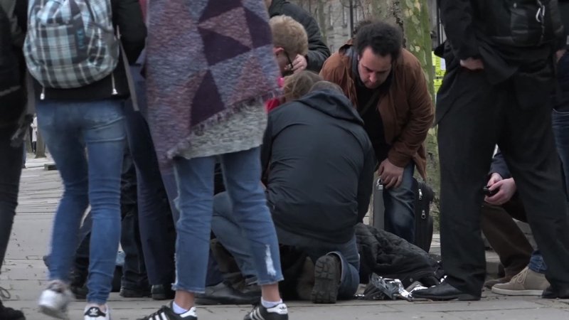 Συγκλονιστικές οι μαρτυρίες της επίθεσης στο Λονδίνο: «Τον είδα να θερίζει ανθρώπους» | iefimerida.gr 3