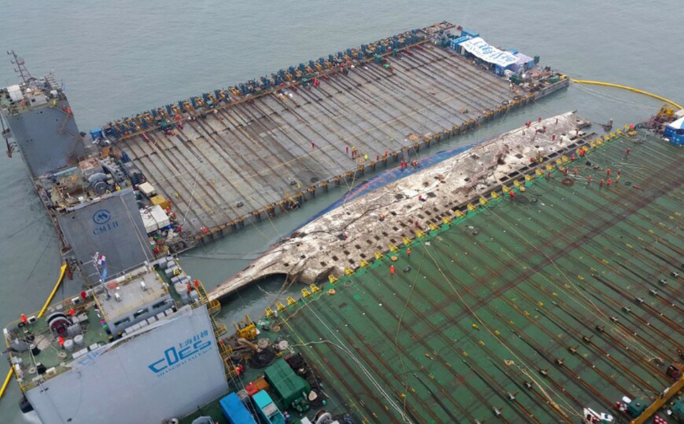 Τρία χρόνια μετά τη ναυτική τραγωδία στη Νότιο Κορέα ανέλκυσαν το Sewol από το βυθό [εικόνες]  | iefimerida.gr 3