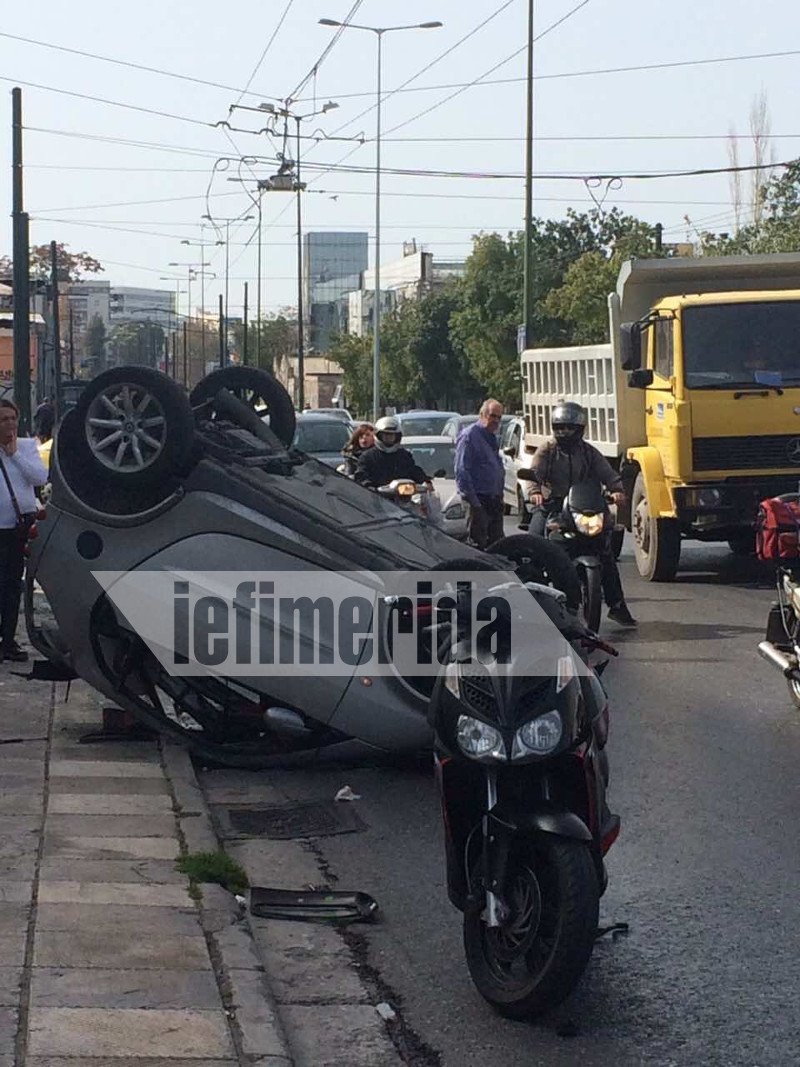 Απίστευτο τροχαίο στην Πειραιώς στου Ρέντη -Αναποδογύρισε ΙΧ [εικόνες] | iefimerida.gr 0
