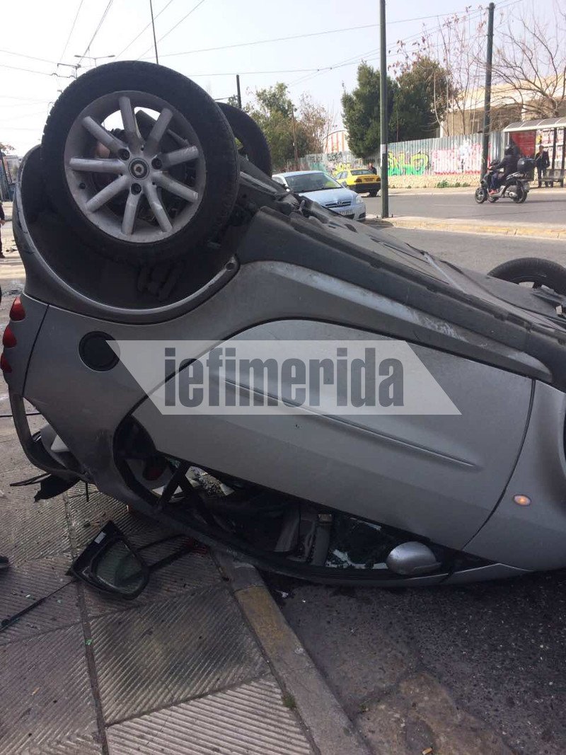 Απίστευτο τροχαίο στην Πειραιώς στου Ρέντη -Αναποδογύρισε ΙΧ [εικόνες] | iefimerida.gr 1