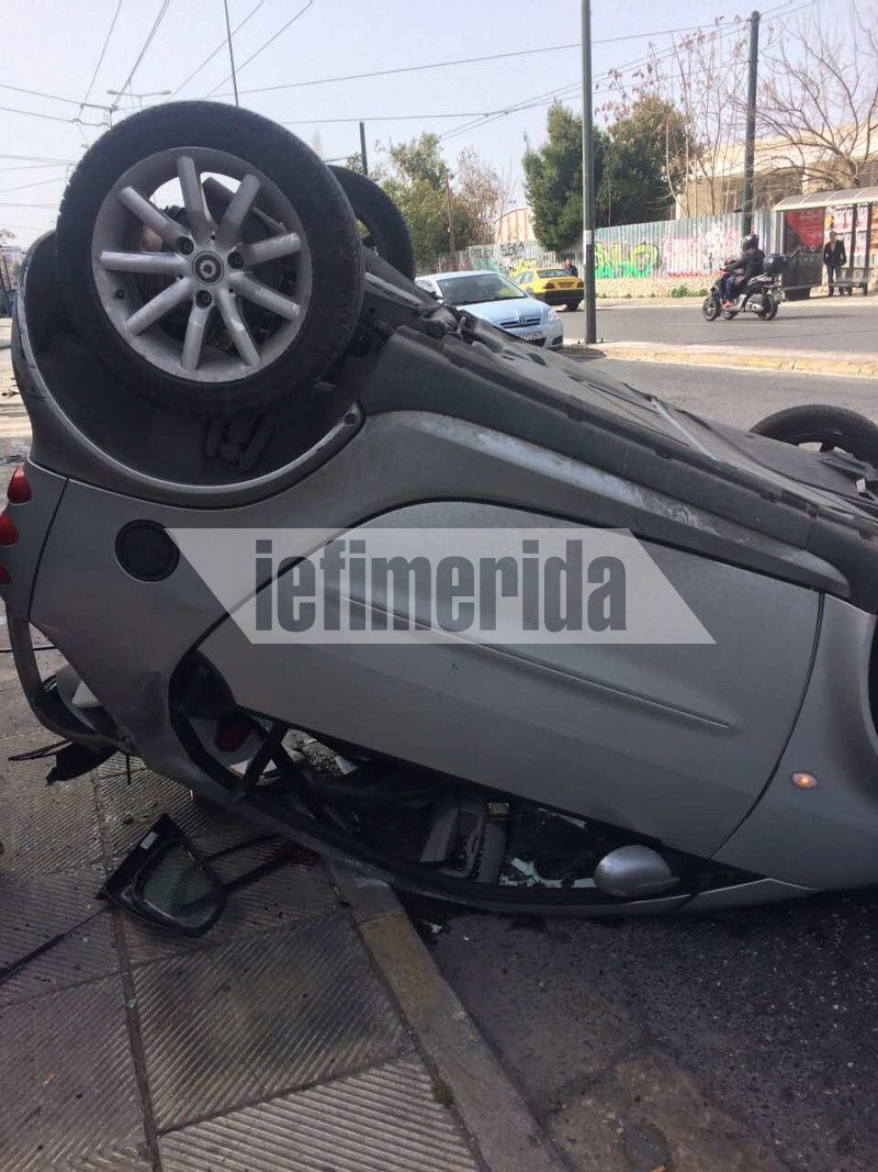 Απίστευτο τροχαίο στην Πειραιώς στου Ρέντη -Αναποδογύρισε ΙΧ [εικόνες] | iefimerida.gr 2