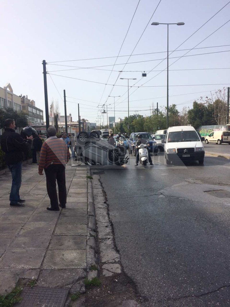 Απίστευτο τροχαίο στην Πειραιώς στου Ρέντη -Αναποδογύρισε ΙΧ [εικόνες] | iefimerida.gr 3