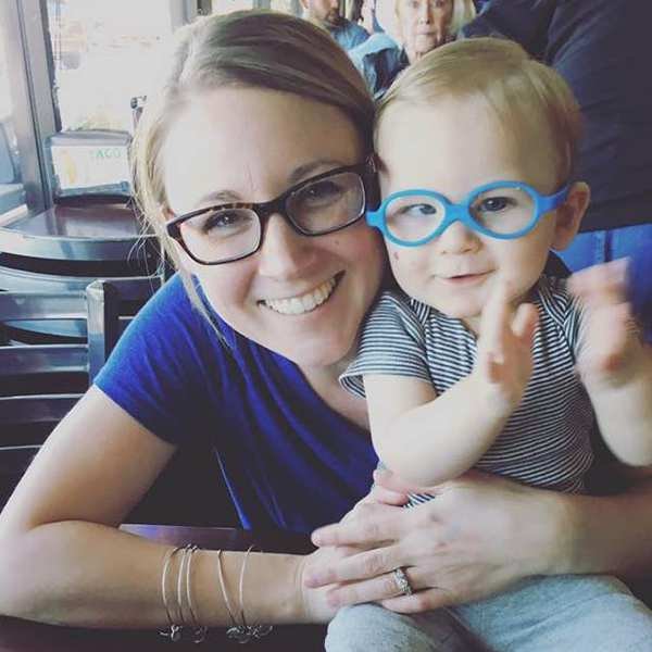 Μωράκι βλέπει για πρώτη φορά τον μπαμπά του και λιώνει στην αγκαλιά του [βίντεο] | iefimerida.gr 0