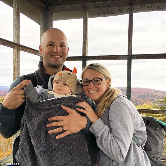 Μωράκι βλέπει για πρώτη φορά τον μπαμπά του και λιώνει στην αγκαλιά του [βίντεο] | iefimerida.gr 1