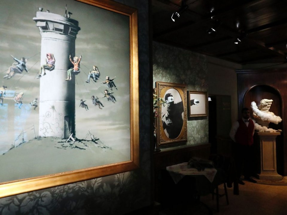 Εκπληξη: Ο διάσημος καλλιτέχνης Bansky άνοιξε ξενοδοχείο στην Βηθλεέμ [εικόνες] | iefimerida.gr 12