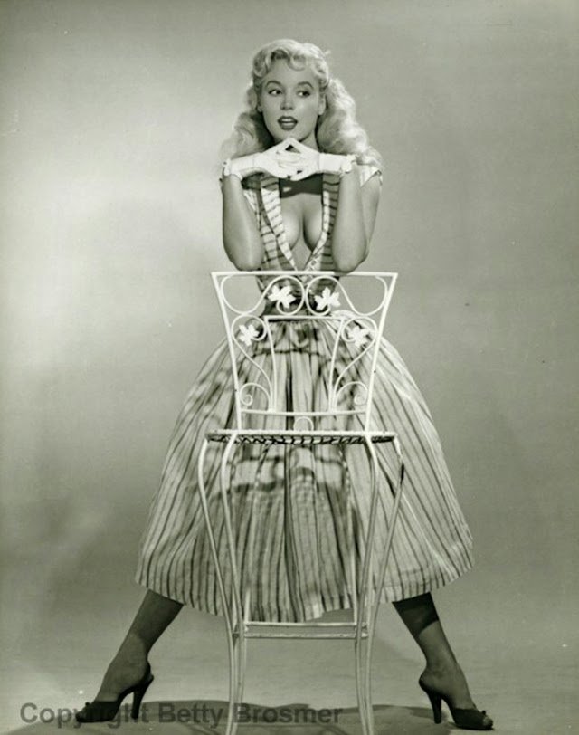 Μπέτι Μπρόσμερ: To pin up girl με την ασύλληπτα λεπτή μέση [εικόνες] | iefimerida.gr 1