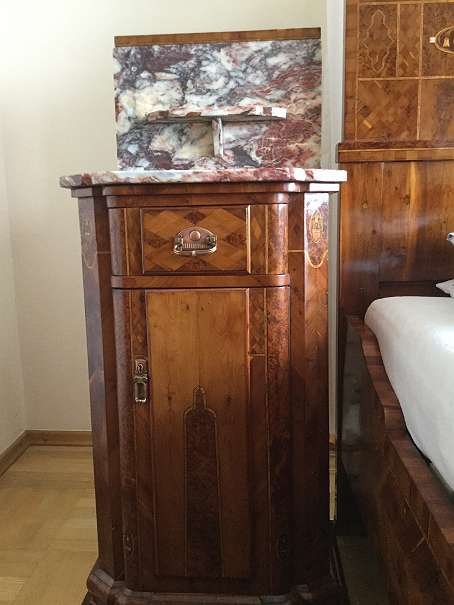 Η κρεβατοκάμαρα του τελευταίου αυτοκράτορα της Αυστρίας στις... μικρές αγγελίες [εικόνες] | iefimerida.gr 1