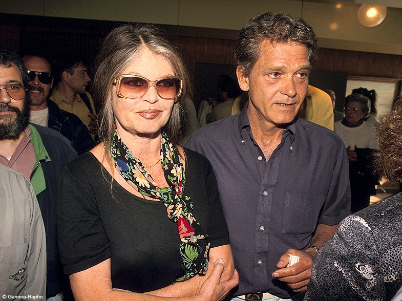 Ο θρύλος Μπριζίτ Μπαρντό, 82 ετών, στηρίζει τη Μαρίν Λεπέν [εικόνες] | iefimerida.gr 11