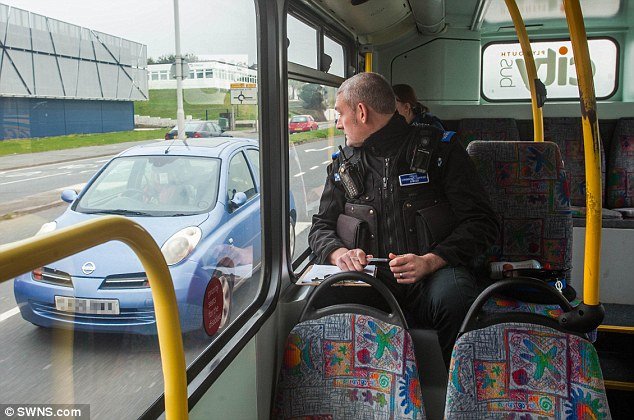 Βρετανία: Οι αστυνομικοί κατασκοπεύουν από διώροφα λεωφορεία τους παραβάτες οδηγούς [εικόνες & βίντεο] | iefimerida.gr 1