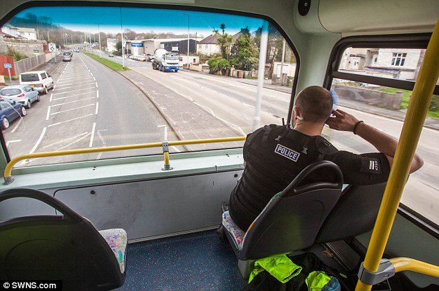 Βρετανία: Οι αστυνομικοί κατασκοπεύουν από διώροφα λεωφορεία τους παραβάτες οδηγούς [εικόνες & βίντεο] | iefimerida.gr 2