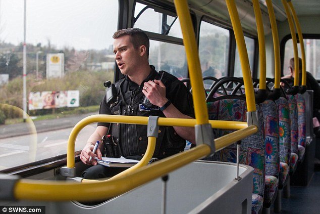 Βρετανία: Οι αστυνομικοί κατασκοπεύουν από διώροφα λεωφορεία τους παραβάτες οδηγούς [εικόνες & βίντεο] | iefimerida.gr 3