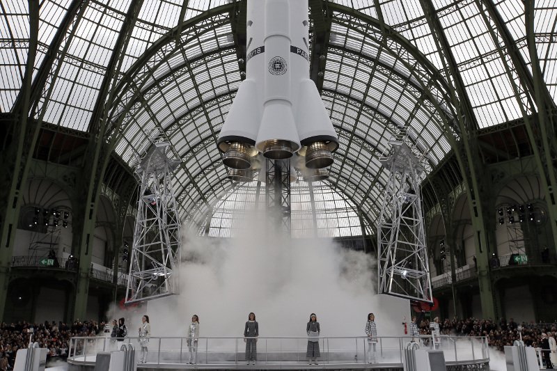 Επίδειξη-υπερπαραγωγή από τον οίκο Chanel: Είχε μέχρι και εκτόξευση πυραύλου [εικόνες & βίντεο] | iefimerida.gr 0