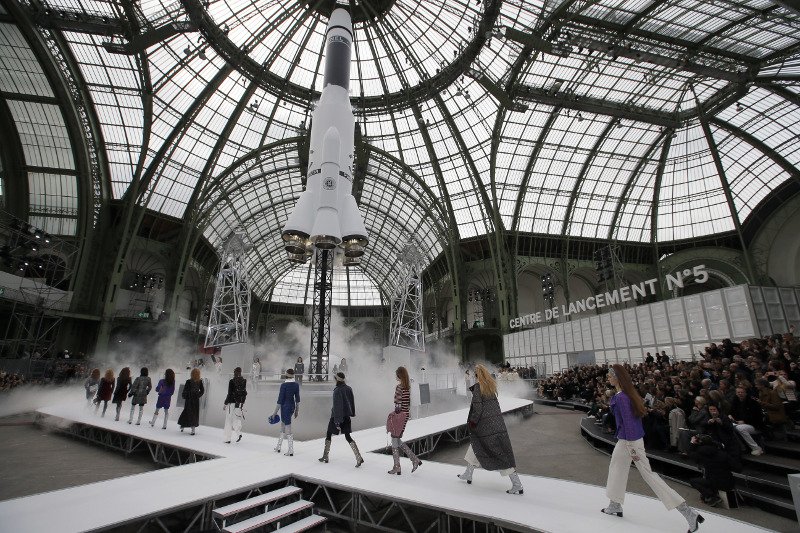 Επίδειξη-υπερπαραγωγή από τον οίκο Chanel: Είχε μέχρι και εκτόξευση πυραύλου [εικόνες & βίντεο] | iefimerida.gr 1