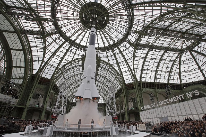 Επίδειξη-υπερπαραγωγή από τον οίκο Chanel: Είχε μέχρι και εκτόξευση πυραύλου [εικόνες & βίντεο] | iefimerida.gr 2