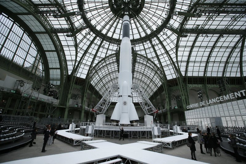 Επίδειξη-υπερπαραγωγή από τον οίκο Chanel: Είχε μέχρι και εκτόξευση πυραύλου [εικόνες & βίντεο] | iefimerida.gr 4